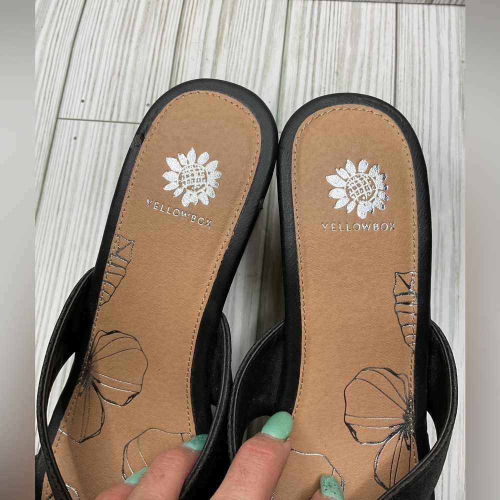 905 Yellow Box Black Alexina Wedge Gem